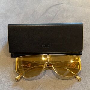 Fendi Elegant gold sunglasses